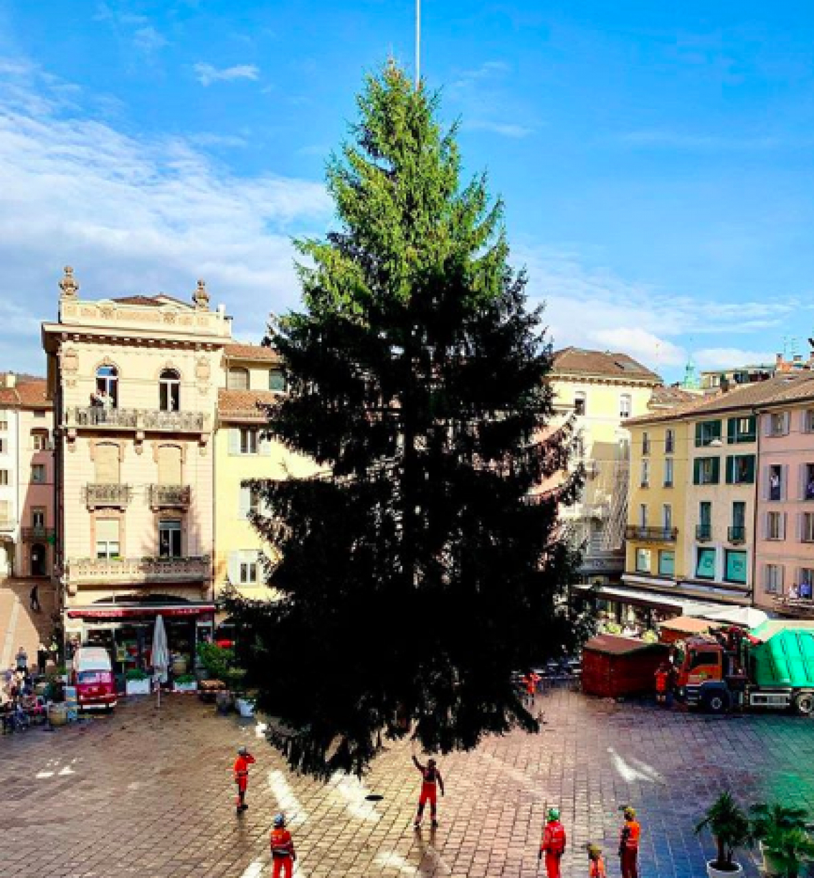 Lugano Natale.Lugano L Albero E Arrivato La Felicita Di Borradori Che Il Natale Abbia Inizio Ticinolibero