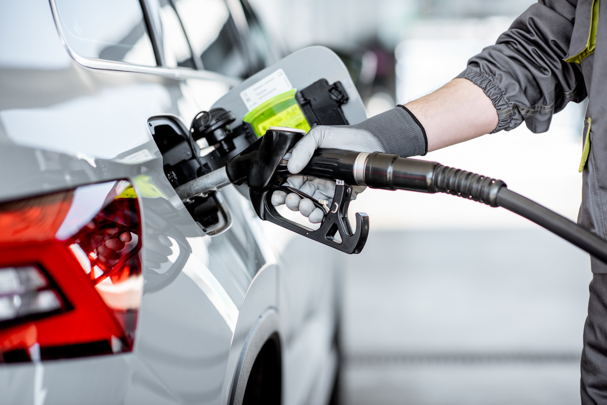 Regazzi sul caro benzina: 