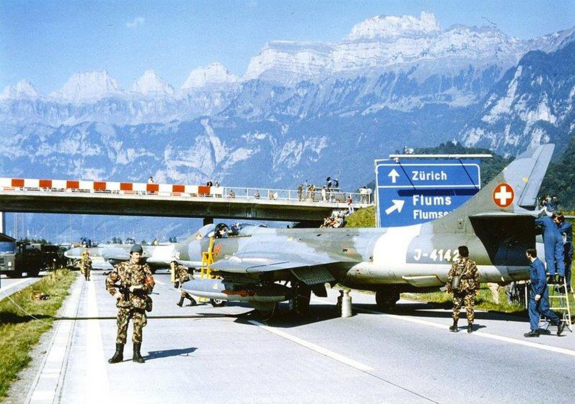 I Jet militari torneranno a decollare dalle autostrade. Dall'estero:  Scelta inquietante della Svizzera - Ticinolibero