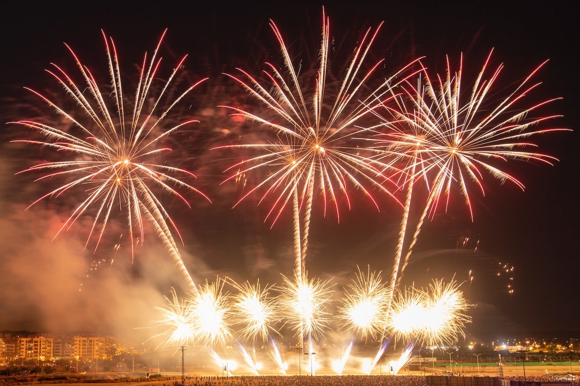 Perché di notte a Milano si sentono sempre i fuochi d'artificio? Le  spiegazioni tra leggende e realtà