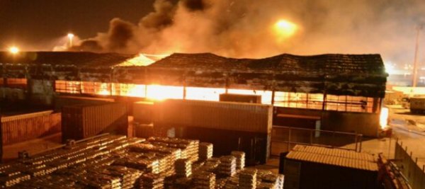 Incendio devasta il porto di Ancona, scuole chiuse: "Non ...